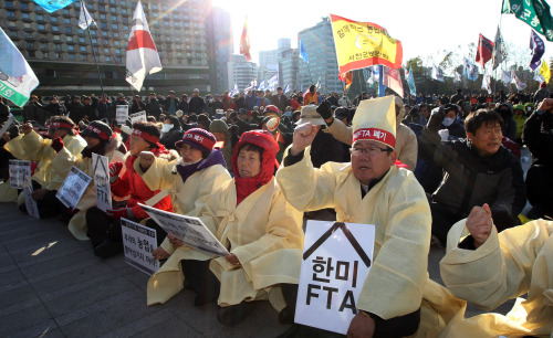 <YONHAP PHOTO-1554> 한미FTA 무효다 (서울=연합뉴스) 한상균 기자 = 한미FTA반대 범국민대회가 24일 오후 서울광장에서 열리고 있다. 2011.11.24 xyz@yna.co.kr/2011-11-24 15:05:42/ <저작권자 ⓒ 1980-2011 ㈜연합뉴스. 무단 전재 재배포 금지.>
Citizens protest the ratification of the U.S. free trade agreement at Seoul Plaza on Thursday afternoon.
Yonhap News