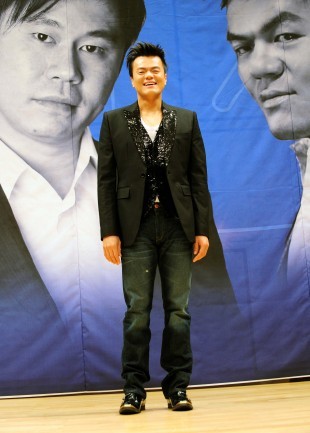 “최소 5명 정도는 계약하고 싶다”\r\n올 12월4일 첫방송을 하는 SBS의 오디션 프로그램 ‘서바이벌 오디션 K팝 스타(이하 ‘K팝 스타’)에서 YG의 양현석 프로듀서, 가수 보아와 함께 심사위원을 맡은 JYP의 박진영 프로듀서는 24일 SBS 목동 사옥에서 열린 ‘K팝 스타’ 기자간담회에서 이렇게 밝혔다.\r\n과거 SBS 오디션 프로그램 ‘영재육성 프로젝트’(2001)와 ‘슈퍼스타 서바이벌’(2006)에도 참여했던 그는 “이번에는 다른 오디션이 너무 많아 재능있는 친구들이 안 모이면 어쩌나 걱정을 많이 했는데, 예상과 달리 계약을 하고 싶은 친구들이 최소 5명이나 된다”며 “한번은 보아가 울었고, 한번은 제가 울었고, 어제는 저희 셋 다 만세를 부르게 한 친구도 나왔다”고 말했다. \r\n그는 또 지원자를 선발하는 기준에 대해서는 “기성 가수의 습관이 없어야 한다는 것과 자기 목소리여야 한다는 것, 이 두가지”라며 “이 두 가지가 안 되면 노래를 아무리 잘해도 다 떨어뜨렸다”고 설명했다.