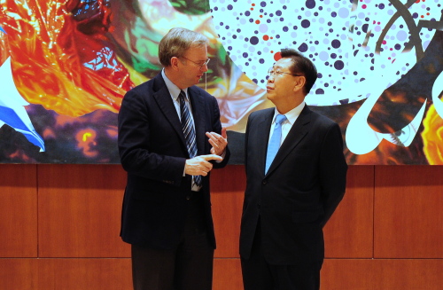 POSCO chairman Chung Joon-yang (right) talks with Google executive chairman Eric Schmidt after signing a memorandum of understanding on sharing Google’s info-tech and corporate values at a meeting held early this month in Seoul. (POSCO)