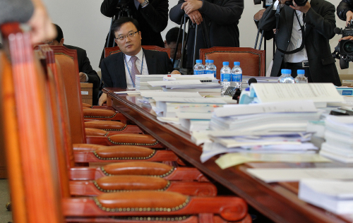 An official of the Ministry of Strategy and Finance awaits the opening of the parliamentary budget subcommittee on Thursday. (Yonhap News)