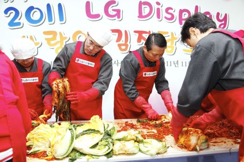 권영수(오른쪽 두번째) LG디스플레이 사장과 임직원, 자원봉사자들이 24일 파주공장에서 이웃들의 따뜻한 겨울을 위해 준비한 사랑의 김장을 담그고 있다.