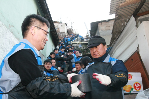 롯데건설은 지난 24일 서울 서대문구 홍제3동 개미마을에서 ‘사랑의 연탄나눔’ 봉사활동을 실시했다. 박창규 사장을 비롯한 임직원 120여명이 참여한 가운데 열린 이날 행사에서 롯데건설은 사랑의 연탄 3만장을 기부하고, 15가구에 직접 연탄을 배달했다.