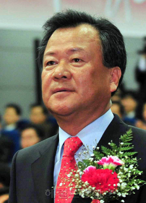 18일 현대건설 본사에서 열린 김중겸 신임사장 취임식에서 김사장이 단상으로 오르고 있다<br />김명섭기자 msiron@\r\n18일 현대건설 본사에서 열린 김중겸 신임사장 취임식에서 김사장이 단상으로 오르고 있다\r\n김명섭기자 msiron@