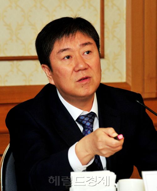 25일 서울 여의도 국회에서  최근 경제현황 관련 김대기 청와대 경제수석 초청 국회포럼이 열리고 있다.박현구 기자phko@heraldm.com 2011.11.25\r\n25일 서울 여의도 국회에서  최근 경제현황 관련 김대기 청와대 경제수석 초청 국회포럼이 열리고 있다.박현구 기자phko@heraldm.com 2011.11.25\r\n25일 서울 여의도 국회에서  최근 경제현황 관련 김대기 청와대 경제수석 초청 국회포럼이 열리고 있다.박현구 기자phko@heraldm.com 2011.11.25
