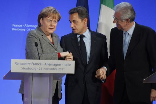 <YONHAP PHOTO-0029> German Chancellor Angela Merkel (L), France's President Nicolas Sarkozy (C) and Italy's Prime Minister Mario Monti shake hands at the end of a news conference after a trilateral meeting on eurozone crisis in Strasbourg, eastern France, November 24, 2011. REUTERS/Michel Euler/Pool (FRANCE - Tags: BUSINESS POLITICS)/2011-11-25 00:25:35/ <저작권자 ⓒ 1980-2011 ㈜연합뉴스. 무단 전재 재배포 금지.>\r\n<YONHAP PHOTO-0029> German Chancellor Angela Merkel (L), France's President Nicolas Sarkozy (C) and Italy's Prime Minister Mario Monti shake hands at the end of a news conference after a trilateral meeting on eurozone crisis in Strasbourg, eastern France, November 24, 2011. REUTERS/Michel Euler/Pool (FRANCE - Tags: BUSINESS POLITICS)/2011-11-25 00:25:35/ <저작권자 ⓒ 1980-2011 ㈜연합뉴스. 무단 전재 재배포 금지.>