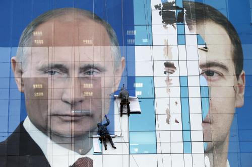 <YONHAP PHOTO-0068> Workers attach a pre-election poster featuring Russia's President Dmitry Medvedev (R) and Prime Minister Vladimir Putin, appealing to people to vote for the United Russia political party, onto an office building in the southern city of Krasnodar November 24, 2011. Russians will vote in Parliamentary elections on December 4. REUTERS/Eduard Korniyenko (RUSSIA - Tags: POLITICS ELECTIONS)/2011-11-25 01:18:02/ <저작권자 ⓒ 1980-2011 ㈜연합뉴스. 무단 전재 재배포 금지.>\r\n<YONHAP PHOTO-0068> Workers attach a pre-election poster featuring Russia's President Dmitry Medvedev (R) and Prime Minister Vladimir Putin, appealing to people to vote for the United Russia political party, onto an office building in the southern city of Krasnodar November 24, 2011. Russians will vote in Parliamentary elections on December 4. REUTERS/Eduard Korniyenko (RUSSIA - Tags: POLITICS ELECTIONS)/2011-11-25 01:18:02/ <저작권자 ⓒ 1980-2011 ㈜연합뉴스. 무단 전재 재배포 금지.>