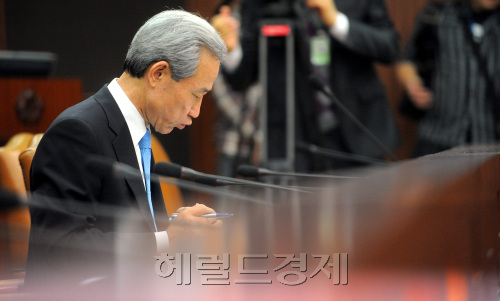 25일 오전 서울 세종로 정부청사에서 열린 대외경제장관회의에 참석한 김종훈 통상교섭본부장이 회의 시작을 기다리며 심호흡을 하고 있다./ 안훈기자 rosedale@ 2011.11.25