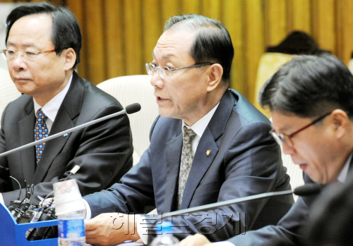 한나라당 황우여 원내대표가 25일 오전 국회에서 열린 주요당직자회의에서 모두발언을 하고 있다.양동출dcyang@heraldm.com/111125/\r\n한나라당 황우여 원내대표가 25일 오전 국회에서 열린 주요당직자회의에서 모두발언을 하고 있다.양동출dcyang@heraldm.com/111125/\r\n한나라당 황우여 원내대표는 25일 주요당직자회의에서 한ㆍ미 FTA 후속 대책과 관련해 “특위를 만들고 당정협의와 여야정 협의체도 발 빠르게 재가동해 뒷받침해야 한다”고 말했다.  양동출 기자/dcyang@