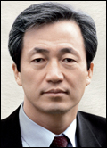아산사회복지재단(이사장 정몽준·사진)은 25일 오후 2시 송파구 풍납동 서울아산병원 내 아산생명과학연구원 강당에서 제23회 아산상 시상식을 개최했다. 이날 시상식에서는 지난 14년간 국ㆍ내외 열악한 의료환경 개선과 재해지역이면 어디든 찾아가 긴급 구호활동을 펼쳐 온 ‘소외된 지구촌 이웃들의 희망 주치의’ 글로벌케어(회장 박용준)가 대상인 ‘아산상’에 선정돼 상패와 상금 2억원을 수상했다. 또 대상인 ‘아산상’을 비롯해 의료봉사상, 사회봉사상, 복지실천상, 자원봉사상, 청년봉사상, 재능나눔상, 효행가족상, 다문화가정상, 특별상 총 10개 부문에서 26명(단체 포함)이 수상해 총 7억 2000만원의 상금을 받았다.