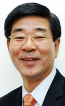 최근 해외 진출에 가속도를 내고 있는 안철수연구소가 국내와 해외를 각각 전담하는 지휘체계를 구축했다. \r\n안철수연구소는 국내 사업 총괄하는 역할로 권치중 부사장<사진>을 영입했다고 25일 밝혔다. \r\n이에 따라 김홍선 대표는 글로벌 소프트웨어 기업으로의 도약을 위해 해외 사업과 연구개발에 집중하고, 권치중 부사장은 국내 사업을 책임지게 된다. \r\n권 부사장은 V3 및 트러스가드 제품군과 보안 컨설팅, 보안관제 서비스 국내 마케팅 및 영업, 기술지원을 총지휘할 계획이다. \r\n권 부사장은 고려대 경제학과를 졸업했으며 지난 28년 간 한국IBM, 다우기술, SGI 코리아, BEA시스템즈 등 유수의 IT 기업에서 영업 및 관리 분야에서 경력을 쌓아 왔다.