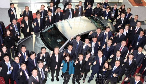 A group of Chinese dealers for Hyundai Motor vehicles pose at the automaker’s headquarters in Yangjae-dong, southern Seoul, on Friday.            Hyundai Motor