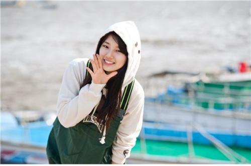 미쓰에이의 수지가 깜짝 고백을 했다. 세칭 미쓰에이의 ’비주얼담당’ 멤버로 사랑스러운 외모가 삼촌팬들의 시선을 독차지하고 있는 수지가 ‘외모 콤플렉스’에 시달렸다는 것이다. \r\n걸그룹 멤버들이 총출동해 ‘청춘불패(KBS2)’의 최근 녹화에서는 G8(girl 8)멤버들이 막내 수지와 지영의 진행에 따라 자신의 고민을 말하는 시간을 가졌다.\r\n이날 수지는 자신도“ 외모 콤플렉스가 있다”며 평소 해오던 고민을 털어 놨다. 특히 수지는 “잔머리가 많고, 안 예쁜 이마가 고민”이라고 말하며 망언 종결자 자리에 올랐고, 수지의 이 같은 발언에 레인보우의 멤버 고우리는 “내 이마에는 잔머리가 좀 있었으면 좋겠다”고 응수해 웃음을 자아냈다.\r\n외모 콤플렉스에 대한 고백이 무르익자 G8 멤버들 중 쥬얼리 예원은 “동료 연예인의 추천을 받아 신체 부위 중 한 곳에 손을 댔다. 시술을 받은 뒤 티가 많이 나서 오히려 자신감을 잃었다”고 고백했고 수지는 “나도 같은 곳을 손댔다. 곧 괜찮아 질 거다”라고 예원이 고민에 담담히 해결책까지 내놓았다.\r\n걸그룹 멤버들이 한 자리에 모여 좌충우돌 성장기를 그려갈 ‘청춘불패’는 25일 방송된다.