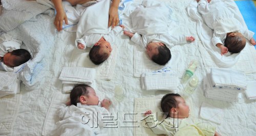 입양의 날인 11일 서울 성북구 성가정입양원에서 새 가정을 기다리는 아이들이 자원봉사자의 손길아래 편안하게 잠자고 있다<br />김명섭기자 msiron@\r\n입양의 날인 11일 서울 성북구 성가정입양원에서 새 가정을 기다리는 아이들이 자원봉사자의 손길아래 편안하게 잠자고 있다\r\n김명섭기자 msiron@