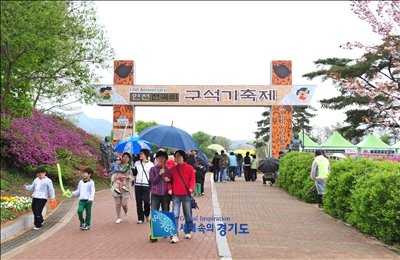 도는 ‘경기도 지역축제 심의위원회’를 개최하고 2012년도에 적극적으로 육성할 10대 축제를 선정했다.\r\n이번에 선정된 10대 축제는 이천쌀문화축제, 안산국제거리극축제, 수원화성문화제, 가평 자라섬국제재즈페스티벌, 파주 북소리, 시흥갯골축제, 과천한마당축제, 연천전곡리구석기축제, 고양국제꽃박람회, 남양주다산문화제 등이다.\r\n11명의 축제 전문가로 구성된 지역축제 심의위원회 평가위원들은 15개 시?군 18개 지역축제에 대해 심사자료와 발표를 통해 향후 경쟁력이 있는 도내 10개의 지역축제를 선정했으며 각 축제별 축제의 잘된 점과 보완해야 할 점 등 나아갈 방향을 제시했다.\r\n도는 이번에 선정한 10대 축제 중 문화체육관광부에서 문화관광축제로 선정된 축제를 제외한 나머지 축제들에 대해서는 홍보와 컨설팅을 지원해 보다 나은 축제로 육성할 계획이다.