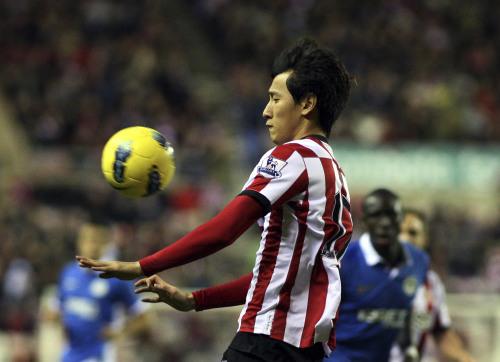 <YONHAP PHOTO-0068> Sunderland's Ji Dong-Won controls the ball during their English Premier League soccer match against Wigan Athletic at the Stadium of Light, Sunderland, England, Saturday, Nov. 26, 2011. (AP Photo/Scott Heppell)/2011-11-27 06:33:36/ <저작권자 ⓒ 1980-2011 ㈜연합뉴스. 무단 전재 재배포 금지.>
Sunderland’s Ji Dong-won controls the ball against Wigan.  AP-Yonhap News