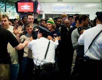 Crowds of Black Friday shoppers attempt to push their way through security staff moments after the doors opened outside of Best Buy at the Mall of America in Bloomington, Minn., early Friday. (AP-Yonhap News)