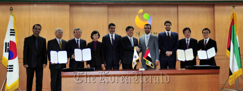 보건복지부 아부다비 의료체결<br />김명섭 기자 msiron@
Minister of Health and Welfare Rim Che-min (fifth from right) and Health Authority-Abu Dhabi Chairman Mohammed Sultan Al Hameli shake hands after the Middle East state, the ministry and four Korean hospitals signed an agreement on patient referral and transfer in Seoul, on Friday. Participants (from left) are Jamal Mohammed Al Kaabi, director of customer care and cooperative communication of HAAD; Choi Han-yong, president of Samsung Medical Center; Jung Hee-won, president and CEO of Seoul National University Hospital; Ko Kyung-hwa, president of the Korea Health Industry Development Institute; UAE Ambassador to Korea Abdulla Al Romaithi; Rim; Al Hameli; Zaid Daoud Al Siksek, CEO of HAAD; Hwang Tae-kon, president of Seoul St. Mary’s Hospital; and Lee Sang-do, vice president of Asan Medical Center.
Kim Myung-sub/The Korea Herald