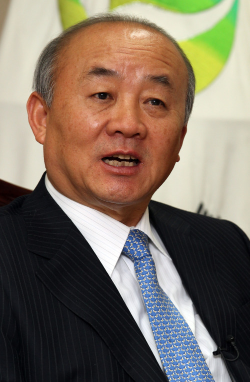 <YONHAP PHOTO-0376> 인터뷰하는 류우익 장관 (서울=연합뉴스) 도광환 기자 = 류우익 통일부장관이 서울 세종로 정부중앙청사 집무실에서 가진 연합뉴스와 인터뷰에서 대북정책 방향 등에 대해 말하고 있다. 2011.11.27/2011-11-27 10:08:42/ <저작권자 ⓒ 1980-2011 ㈜연합뉴스. 무단 전재 재배포 금지.>
Unification Minister Yu Woo-ik