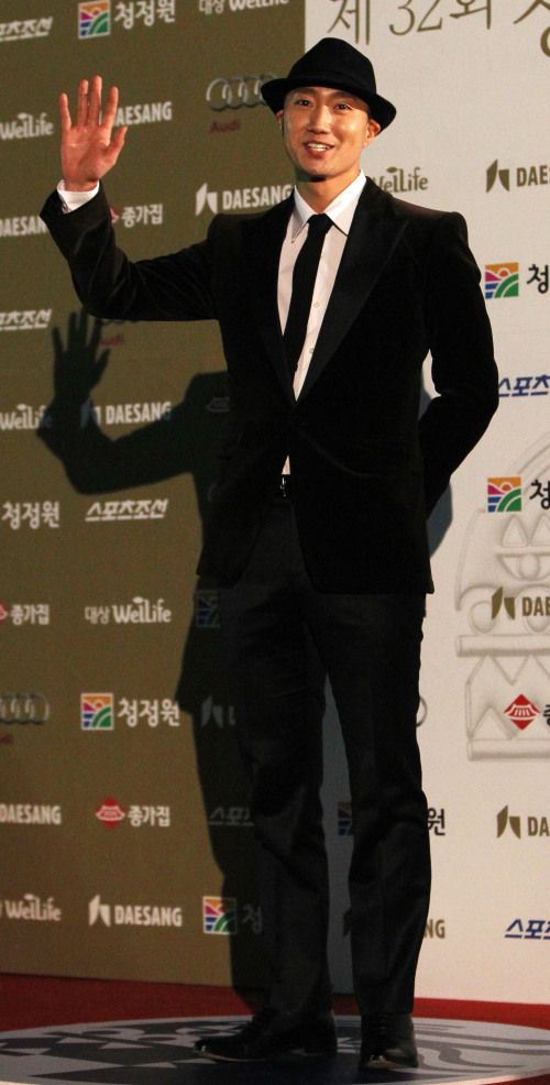 Actor Park Hae-il walks the red carpet during the 32nd Blue Dragon Film Awards at the Hall of Peace of Kyung Hee University in Seoul on Friday. (Yonhap News)