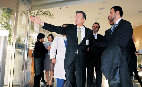 Dr. Kim Yon-su (center), executive director of Seoul National University Hospital International Healthcare Center, shows the hospital’s facilities to Mohammed Sultan Al Hameli (right), chairman of Health Authority-Abu Dhabi, on Thursday in Seoul.   (Park Hae-mook/The Korea Herald)