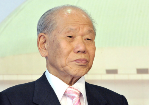 "침뜸의 대가'인 구당 김남수(95세) 옹이 25일 오전 국회 정론관에서 여야 의원들과 기자회견을 열고 국민건강을 위해서는 수천년간 이어내려온 침뜸의술이 존중되어야 한다고 강조하고 있다.양동출dcyang@heraldm.com/090325/