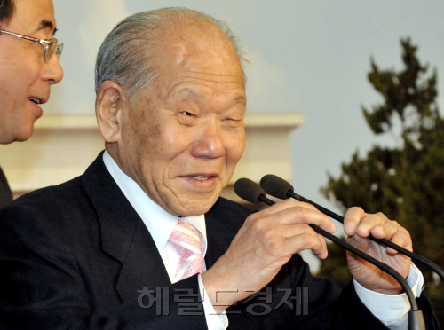"침뜸의 대가'인 구당 김남수(95세) 옹이 25일 오전 국회 정론관에서 여야 의원들과 기자회견을 열고 국민건강을 위해서는 수천년간 이어내려온 침뜸의술이 존중되어야 한다고 강조하고 있다.양동출dcyang@heraldm.com/090325/\r\n"침뜸의 대가'인 구당 김남수(95세) 옹이 25일 오전 국회 정론관에서 여야 의원들과 기자회견을 열고 국민건강을 위해서는 수천년간 이어내려온 침뜸의술이 존중되어야 한다고 강조하고 있다.양동출dcyang@heraldm.com/090325/