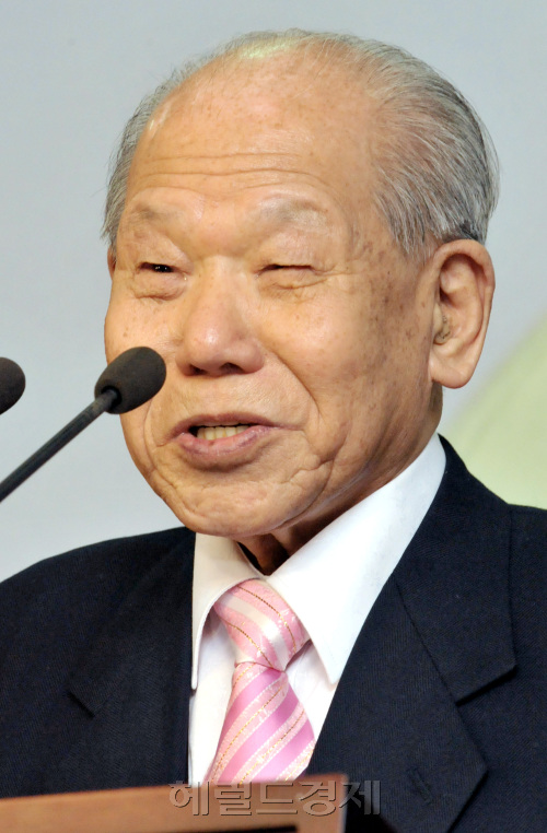 "침뜸의 대가'인 구당 김남수(95세) 옹이 25일 오전 국회 정론관에서 여야 의원들과 기자회견을 열고 국민건강을 위해서는 수천년간 이어내려온 침뜸의술이 존중되어야 한다고 강조하고 있다.양동출dcyang@heraldm.com/090325/\r\n"침뜸의 대가'인 구당 김남수(95세) 옹이 25일 오전 국회 정론관에서 여야 의원들과 기자회견을 열고 국민건강을 위해서는 수천년간 이어내려온 침뜸의술이 존중되어야 한다고 강조하고 있다.양동출dcyang@heraldm.com/090325/