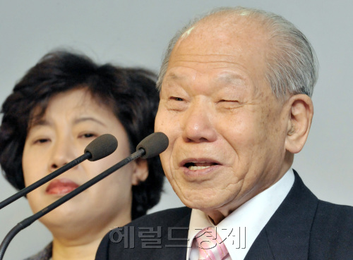 "침뜸의 대가'인 구당 김남수(95세) 옹이 25일 오전 국회 정론관에서 여야 의원들과 기자회견을 열고 국민건강을 위해서는 수천년간 이어내려온 침뜸의술이 존중되어야 한다고 강조하고 있다.양동출dcyang@heraldm.com/090325/\r\n"침뜸의 대가'인 구당 김남수(95세) 옹이 25일 오전 국회 정론관에서 여야 의원들과 기자회견을 열고 국민건강을 위해서는 수천년간 이어내려온 침뜸의술이 존중되어야 한다고 강조하고 있다.양동출dcyang@heraldm.com/090325/