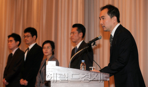28일 오전 서울 르네상스호텔에서 게임 업체인 (주)넥슨이 1300 여명의 고객신상정보 유출에 따른 긴급기자회견을 열고 있다. 서민 대표이사가 이번 유출사고에 대한 입장을 밝히고 있다./ 안훈기자 rosedale@ 2011.11.28\r\n28일 오전 서울 르네상스호텔에서 게임 업체인 (주)넥슨이 1300 여명의 고객신상정보 유출에 따른 긴급기자회견을 열고 있다. 서민 대표이사가 이번 유출사고에 대한 입장을 밝히고 있다./ 안훈기자 rosedale@ 2011.11.28\r\n28일 오전 서울 르네상스호텔에서 게임 업체인 (주)넥슨이 1300 여명의 고객신상정보 유출에 따른 긴급기자회견을 열고 있다. 서민 대표이사가 이번 유출사고에 대한 입장을 밝히고 있다./ 안훈기자 rosedale@ 2011.11.28