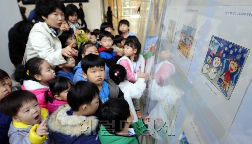 28일 오전 서울 서초구청 서초플라자에서 우취회 회원들 및 초둥학생들의 우표작품 45여점을 전시하는 제1회 취미우표 작품전시회가 개최된 가운데 전시장을 찾은 어린이들이 작품들을 감상하고 있다. 박해묵 기자/mook@heraldm.com\r\n28일 오전 서울 서초구청 서초플라자에서 우취회 회원들 및 초둥학생들의 우표작품 45여점을 전시하는 제1회 취미우표 작품전시회가 개최된 가운데 전시장을 찾은 어린이들이 작품들을 감상하고 있다. 박해묵 기자/mook@heraldm.com\r\n28일 오전 서울 서초구청 서초플라자에서 우취회 회원들 및 초둥학생들의 우표작품 45여점을 전시하는 제1회 취미우표 작품전시회가 개최된 가운데 전시장을 찾은 어린이들이 작품들을 감상하고 있다. 박해묵 기자/mook@heraldm.com