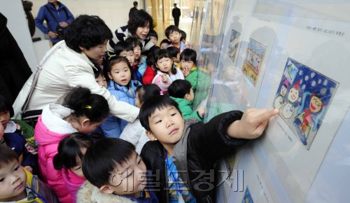28일 오전 서울 서초구청 서초플라자에서 우취회 회원들 및 초둥학생들의 우표작품 45여점을 전시하는 제1회 취미우표 작품전시회가 개최된 가운데 전시장을 찾은 어린이들이 작품들을 감상하고 있다. 박해묵 기자/mook@heraldm.com\r\n28일 오전 서울 서초구청 서초플라자에서 우취회 회원들 및 초둥학생들의 우표작품 45여점을 전시하는 제1회 취미우표 작품전시회가 개최된 가운데 전시장을 찾은 어린이들이 작품들을 감상하고 있다. 박해묵 기자/mook@heraldm.com\r\n28일 오전 서울 서초구청 서초플라자에서 우취회 회원들 및 초둥학생들의 우표작품 45여점을 전시하는 제1회 취미우표 작품전시회가 개최된 가운데 전시장을 찾은 어린이들이 작품들을 감상하고 있다. 박해묵 기자/mook@heraldm.com\r\n28일 오전 서울 서초구청 서초플라자에서 우취회 회원 및 초등학생의 우표작품 45여점을 전시하는 제1회 취미우표 작품전시회가 개최된 가운데 전시장을 찾은 어린이들이 엽서작품을 감상하고 있다.  박해묵 기자/mook@heraldm.com