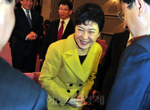 박근혜 한나라당 전대표가 28일 국회 의원회관에서 과학기술의 융합과 산업회를 통한 창의국가란 주제로 과학기술 정책세미나를 개최하고 있다. 박현구 기자phko@heraldm.com 2011.11.28\r\n박근혜 한나라당 전대표가 28일 국회 의원회관에서 과학기술의 융합과 산업회를 통한 창의국가란 주제로 과학기술 정책세미나를 개최하고 있다. 박현구 기자phko@heraldm.com 2011.11.28