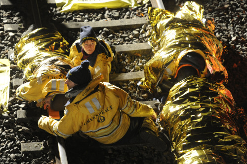 <YONHAP PHOTO-1428> In this picture taken Saturday evening Nov. 26, 2011, activists of the environment organization Greenpeace have chained themselves at the tracks near Wendisch-Evern, northern Germany to protest against a shipment of nuclear waste to a storage in Gorleben. (AP Photo/dapd/ Nigel Treblin)/2011-11-27 21:17:29/ <저작권자 ⓒ 1980-2011 ㈜연합뉴스. 무단 전재 재배포 금지.>
Greenpeace activists have chained themselves to the tracks near Wendisch-Evern, northern Germany to protest against a shipment of nuclear waste to a storage in Gorleben.  AP-Yonhap News