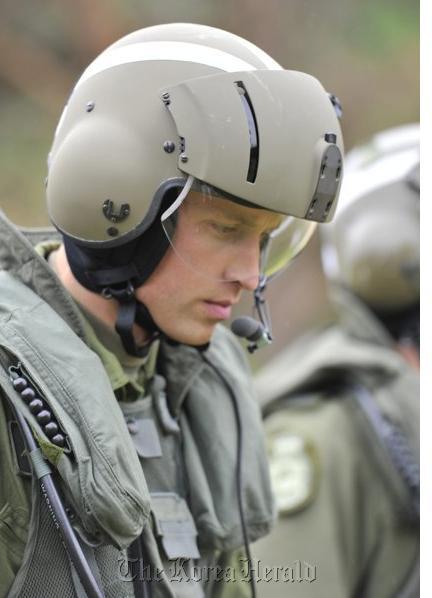 Britain’s Prince William heads toward a Sea King helicopter for a training exercise, in Dalvay-by-the-Sea, Prince Edward Island, Canada.
AP-Yonhap News