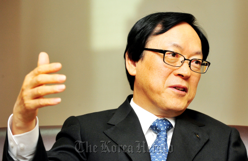 김용환 수출입은행장 인터뷰. 박현구 기자phko@heraldm.com 2011.11.25
Eximbank chairman Kim Yong-hwan.    Park Hyun-koo/The Korea Herald