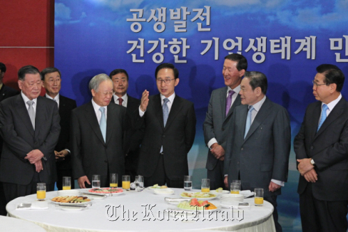 President Lee Myung-bak speaks with the chiefs of the nation’s 30 largest conglomerates at the Korean Chamber of Commerce and Industries on Aug. 30.    Cheong Wa Dae
