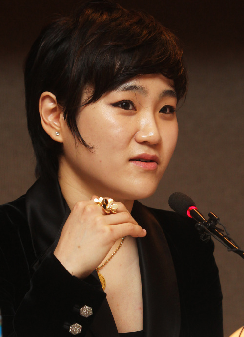 <YONHAP PHOTO-0881> 장한나, 2년 만에 리사이틀 (서울=연합뉴스) 홍기원 기자 = 오는 12월 8일 예술의 전당에서 2년 만에 리사이틀을 갖는 첼리스트 장한나가 28일 오전 서울 중구 소공동 플라자호텔에서 열린 기자간담회에서 질문에 답하고 있다. 2011.11.28 xanadu@yna.co.kr/2011-11-28 11:53:34/ <저작권자 ⓒ 1980-2011 ㈜연합뉴스. 무단 전재 재배포 금지.>
Cellist and conductor Chang Han-na speaks to the press in Seoul, Monday, ahead of her Dec. 8 solo recital. Yonhap News