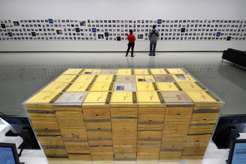 <YONHAP PHOTO-0136> In this Nov. 1, 2011 photo, visitors to the Carnegie Museum of Art view an exhibit of work by Pittsburgh photographer Charles "Teenie" Harris at the Carnegie Museum of Art in Pittsburgh. In the foreground are 4x5 film boxes that held some of the 80,000 black-and-white negatives from which were edited some 950 for inclusion in the exhibit. He grew up poor and could barely read and write, but Harris created what critics say is one of the greatest photographic archives of daily African-American life, seen from the inside. (AP Photo/Gene J. Puskar)/2011-11-28 06:07:27/ <저작권자 ⓒ 1980-2011 ㈜연합뉴스. 무단 전재 재배포 금지.>
Visitors to the Carnegie Museum of Art view an exhibit of work by Pittsburgh photographer Charles “Teenie” Harris at the Carnegie Museum of Art in Pittsburgh on Nov. 1.     AP-Yonhap News