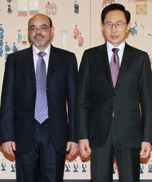 <YONHAP PHOTO-1332> 李대통령, 멜레스 에티오피아 총리와 회담 (서울=연합뉴스) 김병만 기자 = 이명박 대통령이 28일 청와대에서 열린 한-에티오피아 정상회담에 앞서 멜레스 제나위 에티오피아 총리와 기념촬영하고 있다. 2011.11.28 kimb01@yna.co.kr/2011-11-28 16:04:20/ <저작권자 ⓒ 1980-2011 ㈜연합뉴스. 무단 전재 재배포 금지.>
President Lee Myung-bak and his Ethiopian counterpart Meles Zenawi pose prior to their talks at Cheong Wa Dae in Seoul on Monday.  Yonhap News