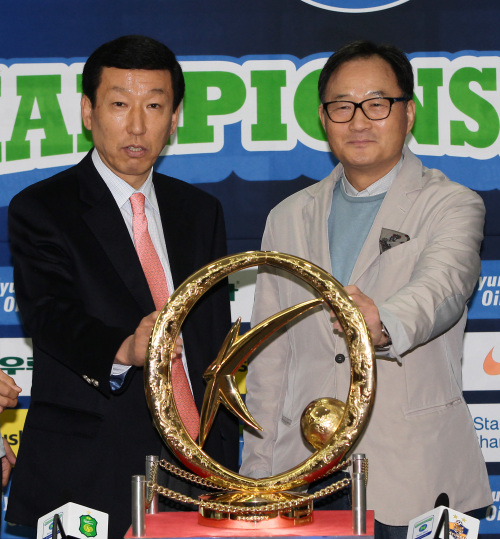 Jeonbuk head coach Choi Kang-hee (left) and
Ulsan head coach Kim Ho-gon pose with the
K-League trophy in Seoul on Monday. Yonhap News