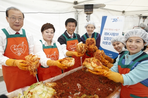 IBK기업은행은 한국사회복지협의회와 함께 서울 신문로2가 서울역사박물관 광장에서 연말연시 소외계층을 위한 ‘사랑의 김장나누기’ 봉사활동을 실시했다고 29일 밝혔다.