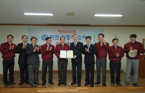 한국산업안전보건공단(이사장 백헌기)이 28일 경기도 안성시에 소재한 반도체 기판 세정기 등을 생산하는 (주)에스티아이에 9000번째 S마크 인증을 수여했다. 에스티아이는 공단의 서면 심사 및 제품 심사 절차를 거쳐 이번에 인증을 획득, 감김이나 끼임, 감전, 화상 등의 사고를 예방할 수 있도록 함으로써 제품의 안전성과 신뢰성을 인정받았다.