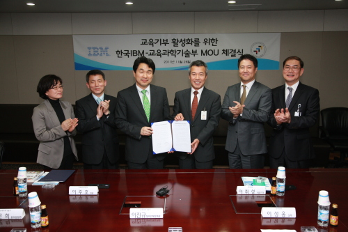 이주호(왼쪽 세 번째) 교육과학기술부 장관은 지난 28일 서울 도곡동 한국IBM 본사에서 이휘성 한국IBM 사장과 교육 기부 활성화를 위한 업무협약(MOU)을 체결했다. 외국계 글로벌 기업의 교육 기부 협약은 이번이 처음이다.