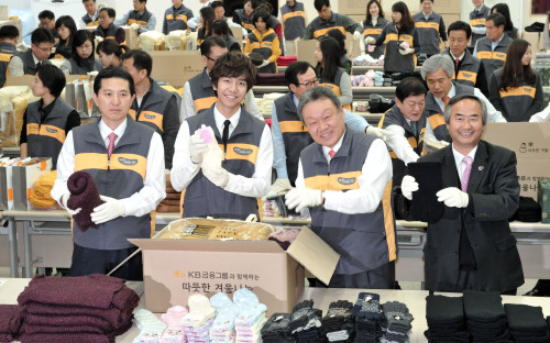 29일 여의도 본점에서 열린 kb금융그룹 kb스타 드림봉사단이 주관하는 '따뜻한 겨울나누기' 독거노인 에게 전달할 위문용품 제작행사를 하고 있다. 어윤대 kb금융지주회장과 연예인 이승기씨, 지주회사 사장님들이 함께 참석했다.<br />정희조 기자/checho@heraldm.com 111129\r\n29일 여의도 본점에서 열린 kb금융그룹 kb스타 드림봉사단이 주관하는 '따뜻한 겨울나누기' 독거노인 에게 전달할 위문용품 제작행사를 하고 있다. 어윤대 kb금융지주회장과 연예인 이승기씨, 지주회사 사장님들이 함께 참석했다.\r\n정희조 기자/checho@heraldm.com 111129\r\nKB금융그룹은 독거노인들의 따듯한 겨울 나기를 돕기 위해 29일 오전 서울 여의도 본점에서 어윤대 회장을 비롯해 임직원 100여명이 참석한 가운데 방한용품 세트 1080개를 직접 제작, 독거노인들께 전달했다. 어 회장(오른쪽 두번째), 임영록 KB금융지주 사장(왼쪽 첫번째) 등이 인기가수 이승기씨와 방한용품세트를 만들고 있다.