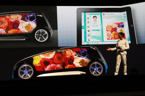 <YONHAP PHOTO-2009> (111128) -- TOKYO, Nov. 28, 2011 (Xinhua) -- A staff shows the functions of Toyota's latest concept vehicle "Fun-Vii" in Tokyo, Nov. 28, 2011. Drivers can charge "Fun-Vii" or change its body color by touching the car shell like using a touch panel, and all softwares can be updated via internet. "Fun-Vii" will be unveiled to the public on Dec. 3 at the 42nd Tokyo Motor Show. (Xinhua/Feng Wuyong)(qs)/2011-11-28 22:47:50/ <저작권자 ⓒ 1980-2011 ㈜연합뉴스. 무단 전재 재배포 금지.>
A staff shows the functions of Toyota’s latest concept vehicle “Fun-Vii” in Tokyo on Monday.
Xinhua-Yonhap News