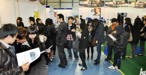 25일 2010 코스닥 상장기업 채용박람회. 박현구기자phko@heraldm.com 2010.11.25\r\n25일 2010 코스닥 상장기업 채용박람회. 박현구기자phko@heraldm.com 2010.11.25