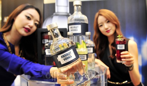 페르노리카 코리아(주)는 29일 서울 소공동 롯데백화점 본점에서 패션을 입은 보드카라는 컨셉의 겨울 한정판 앱솔루트 모드를 선보였다. 앱솔루트 모드는 12개의 면으로 이루어진 보틀에 미드나잇 블루 컬러의 실크 밴드를 두른 디자인이 특징이다.<br />김명섭 기자 msiron@\r\n페르노리카 코리아(주)는 29일 서울 소공동 롯데백화점 본점에서 패션을 입은 보드카라는 컨셉의 겨울 한정판 앱솔루트 모드를 선보였다. 앱솔루트 모드는 12개의 면으로 이루어진 보틀에 미드나잇 블루 컬러의 실크 밴드를 두른 디자인이 특징이다.\r\n김명섭 기자 msiron@