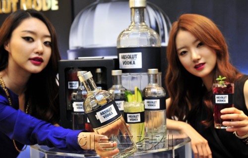 페르노리카 코리아(주)는 29일 서울 소공동 롯데백화점 본점에서 패션을 입은 보드카라는 컨셉의 겨울 한정판 앱솔루트 모드를 선보였다. 앱솔루트 모드는 12개의 면으로 이루어진 보틀에 미드나잇 블루 컬러의 실크 밴드를 두른 디자인이 특징이다.<br />김명섭 기자 msiron@\r\n페르노리카 코리아(주)는 29일 서울 소공동 롯데백화점 본점에서 패션을 입은 보드카라는 컨셉의 겨울 한정판 앱솔루트 모드를 선보였다. 앱솔루트 모드는 12개의 면으로 이루어진 보틀에 미드나잇 블루 컬러의 실크 밴드를 두른 디자인이 특징이다.\r\n김명섭 기자 msiron@