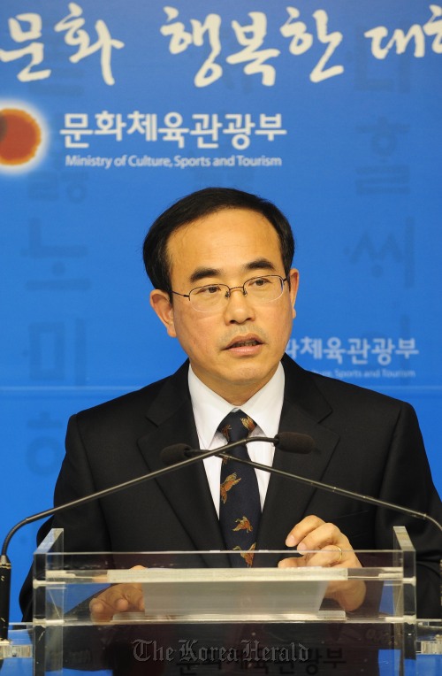 Director of the Korean Culture and Information Service Seo Kang-soo speaks to reporters at a press conference at the Culture Ministry on Tuesday. The Korea Herald/Park Hae-mook