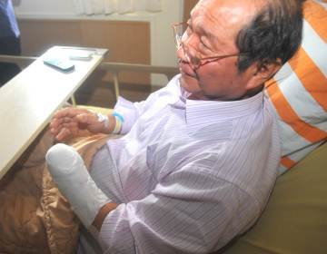 Retired Taiwanese businessman Hu Chi-yang speaks to reporters at a hospital in Taoyuan, Taiwan on Nov. 10. A Taiwanese man who said his hand had to be amputated after a savage robbery in China was questioned on Nov. 28 by the island's police amid allegations the injuries were self-inflicted. Taiwan police said that 59-year-old Hu Chi-yang's insurance company had requested an investigation into the case, and cited Chinese police as saying he had taken out a million-dollar policy on himself prior to the accident. (AFP-Yonhap News)